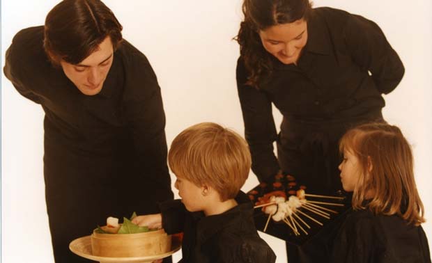 Camareros uniforme negro, sirviendo cocktail